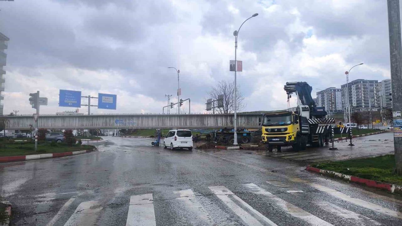 Siirt’te 50 metrelik köprü kirişi kavşakta takıldı; yol saatlerce kapandı
