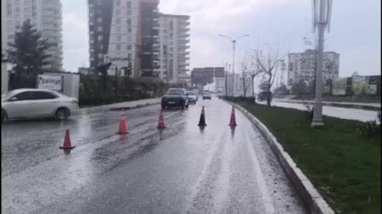 Siirt'te 50 metrelik köprü kirişi kavşakta takıldı; yol saatlerdir kapalı