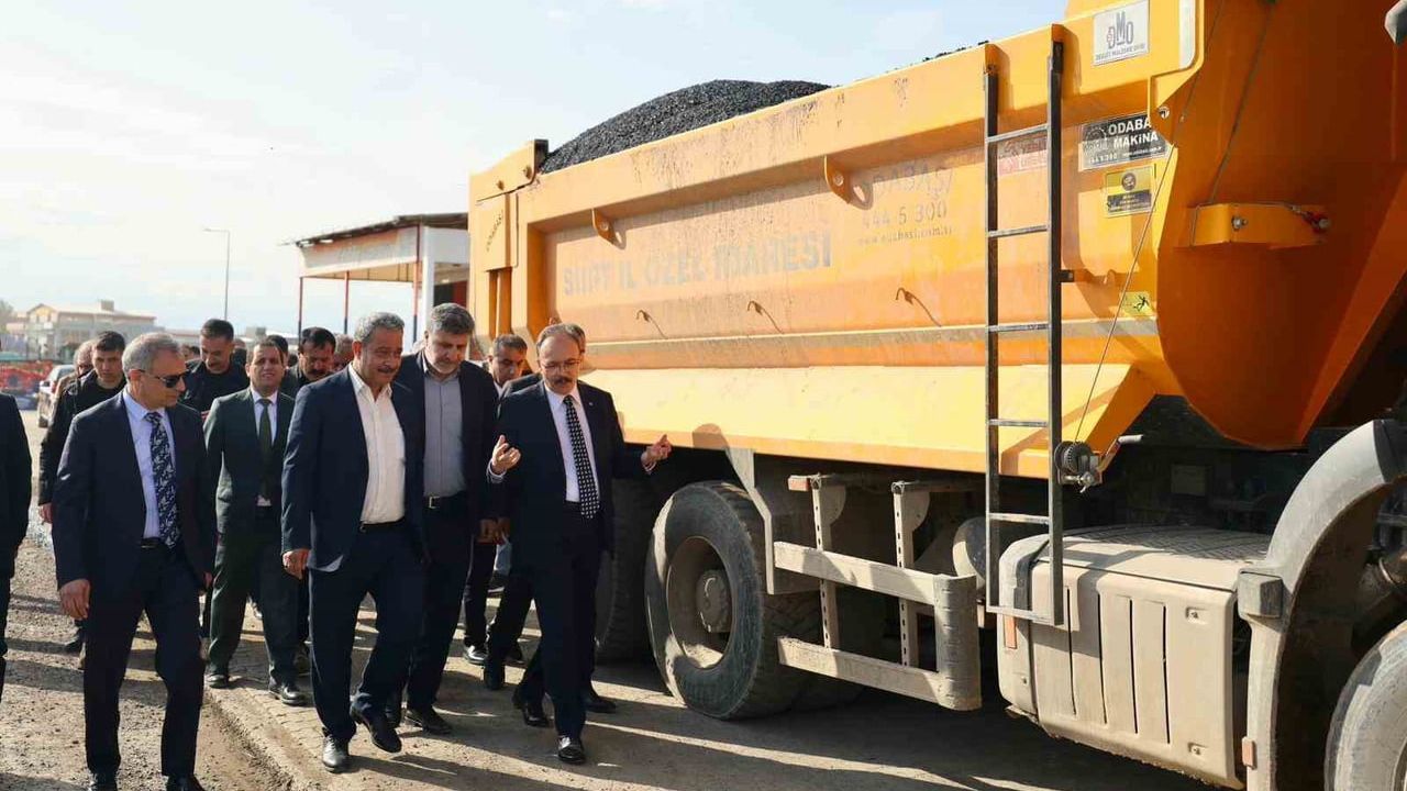 Siirt’te asfalt seferberliği: 26 bölgede 25 kilometrelik yol yenilenecek, 50 bin ton asfalt hedefi