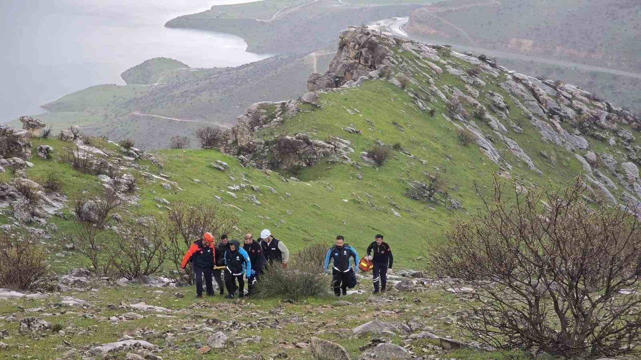 Siirt’te atıyla kayalıklara düşen genç ağır yaralandı