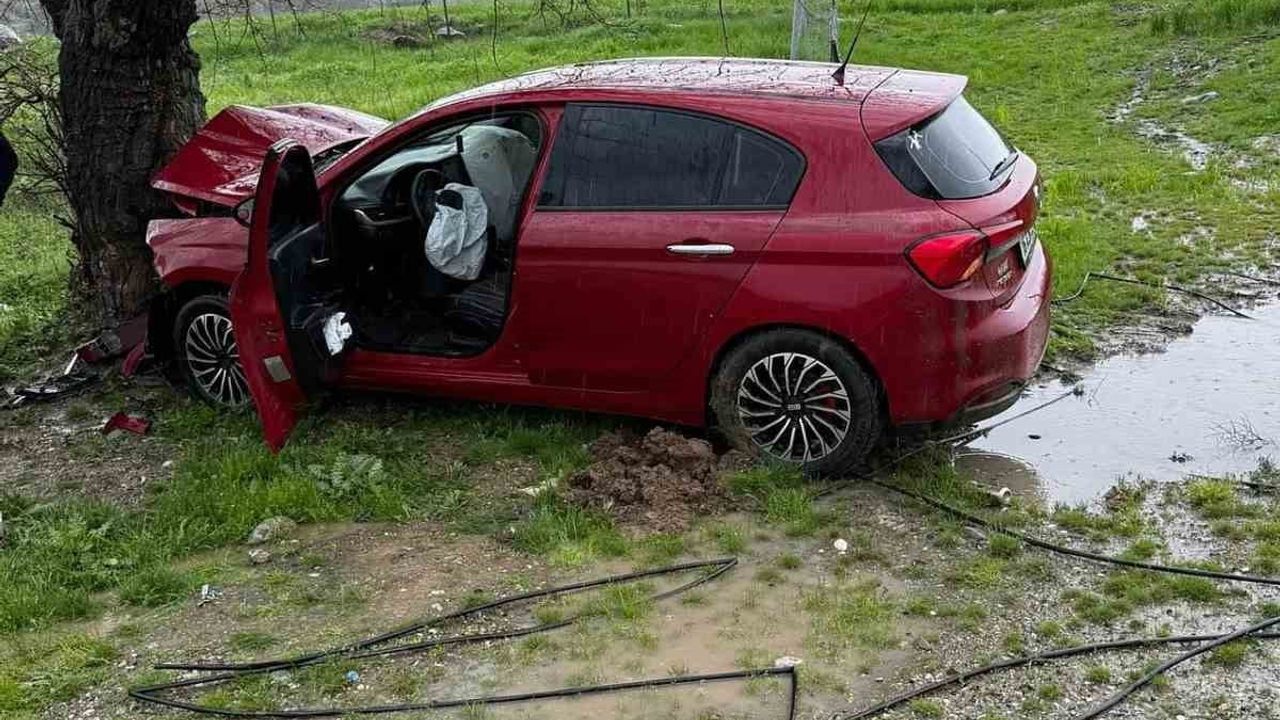 Siirt’te Baykan kara yolunda kontrolden çıkan otomobil ağaca çarptı; sürücü hastaneye kaldırıldı