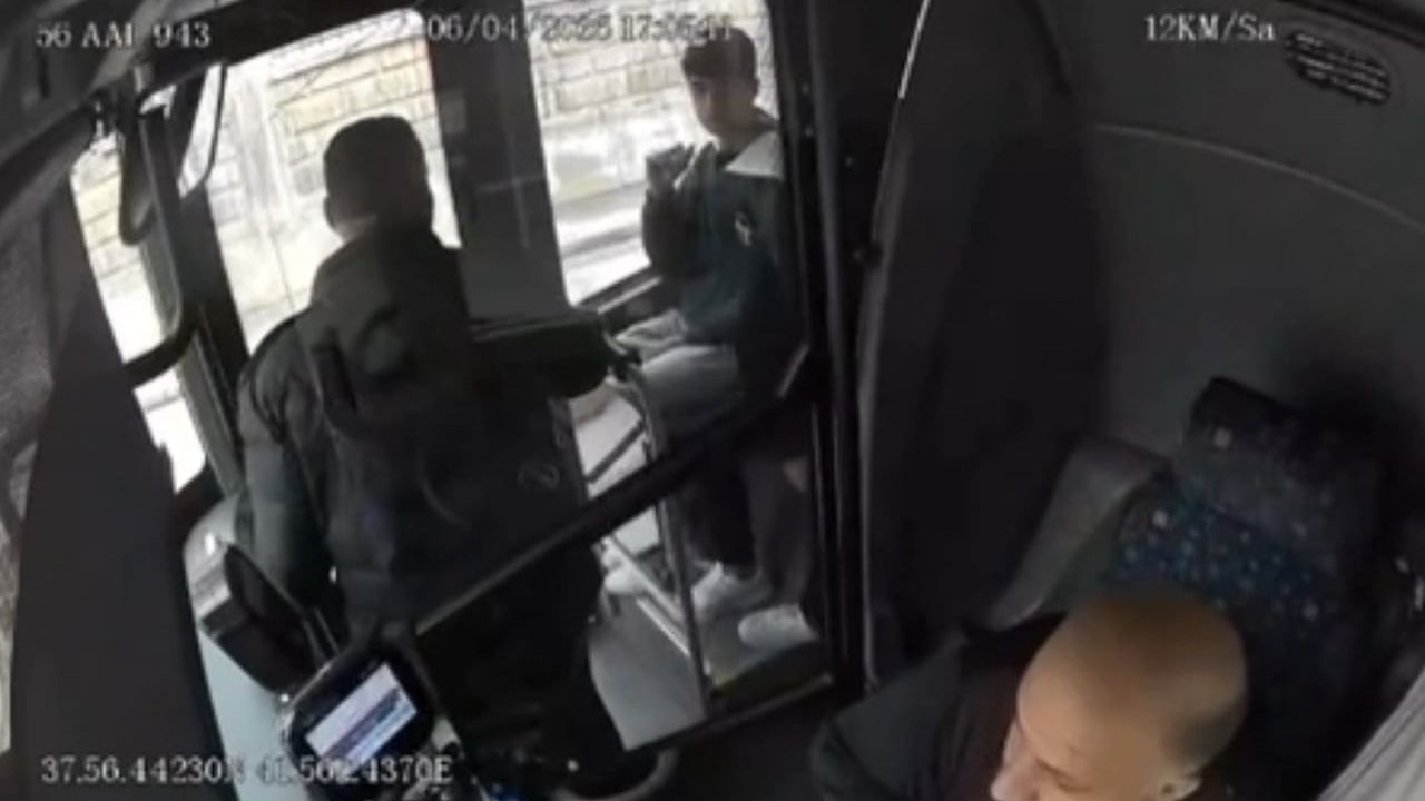 Siirt'te belediye otobüsü şoförü fenalaşan yolcuyu hastaneye yetiştirdi