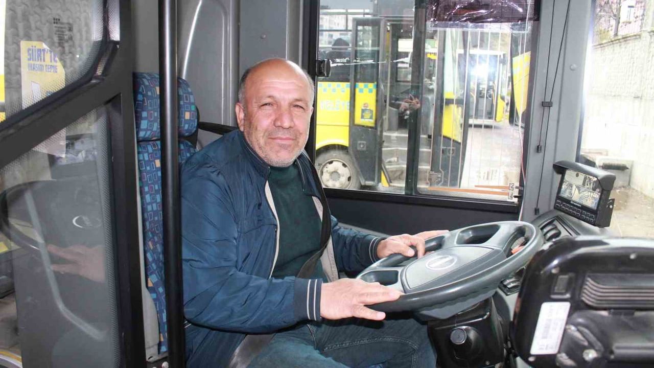 Siirt'te belediye otobüsü şoförü fenalaşan yolcuyu hastaneye yetiştirdi