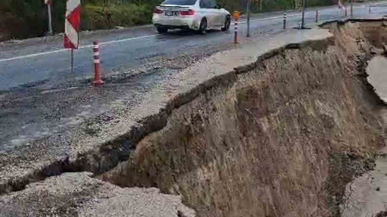 Siirt’te sağanak sonrası Eruh kara yolunda heyelan: Yolun bir bölümü çöktü