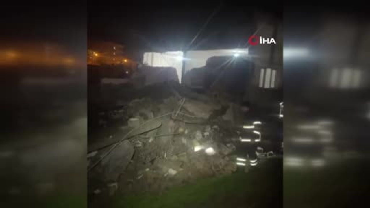 Siirt'te sağanak sonrası metruk iki katlı bina çöktü