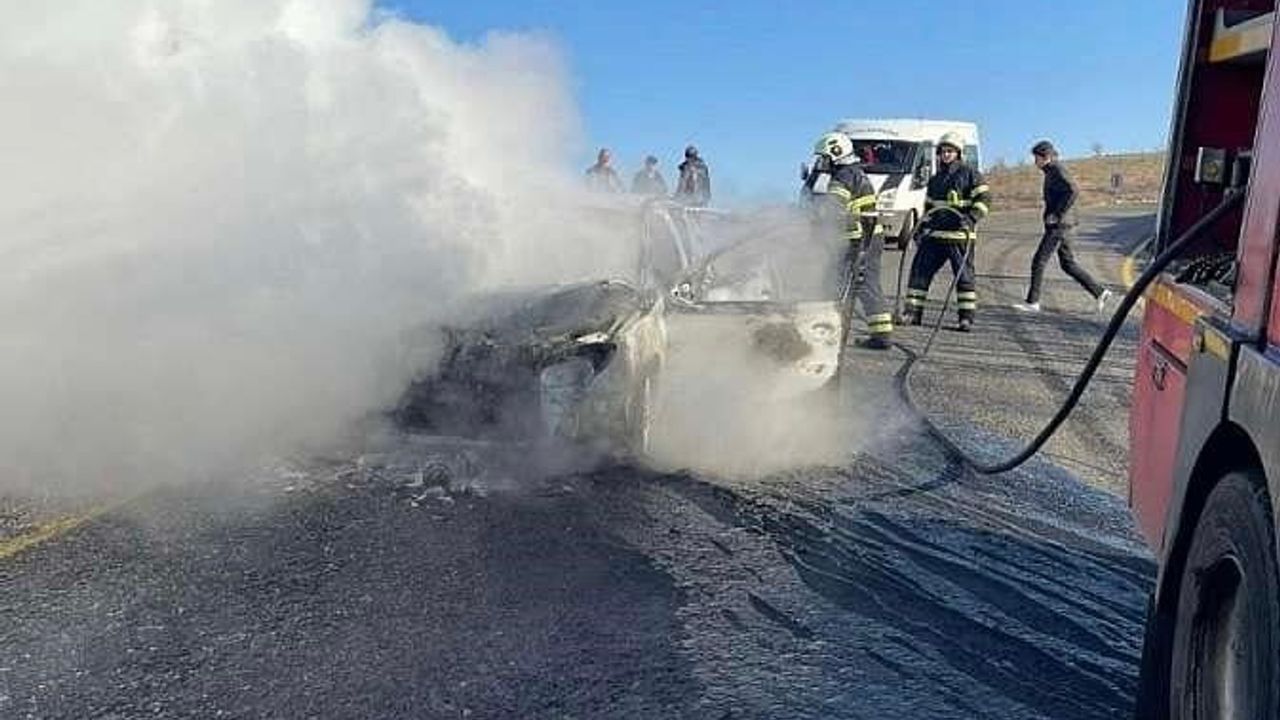 Siirt'te Seyir Halindeki Otomobil Alev Aldı, 4 Kişilik Aile Son Anda Kurtuldu