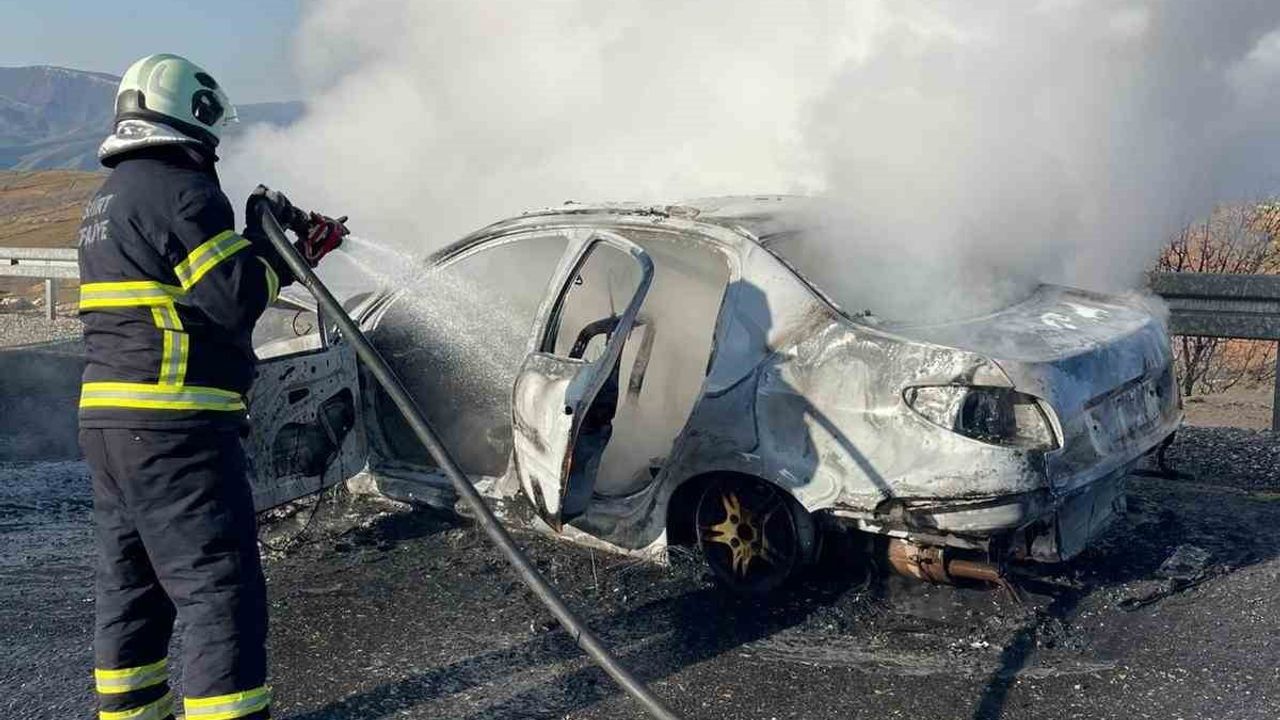 Siirt'te Seyir Halindeki Otomobil Alev Aldı: Aile Son Anda Kurtuldu