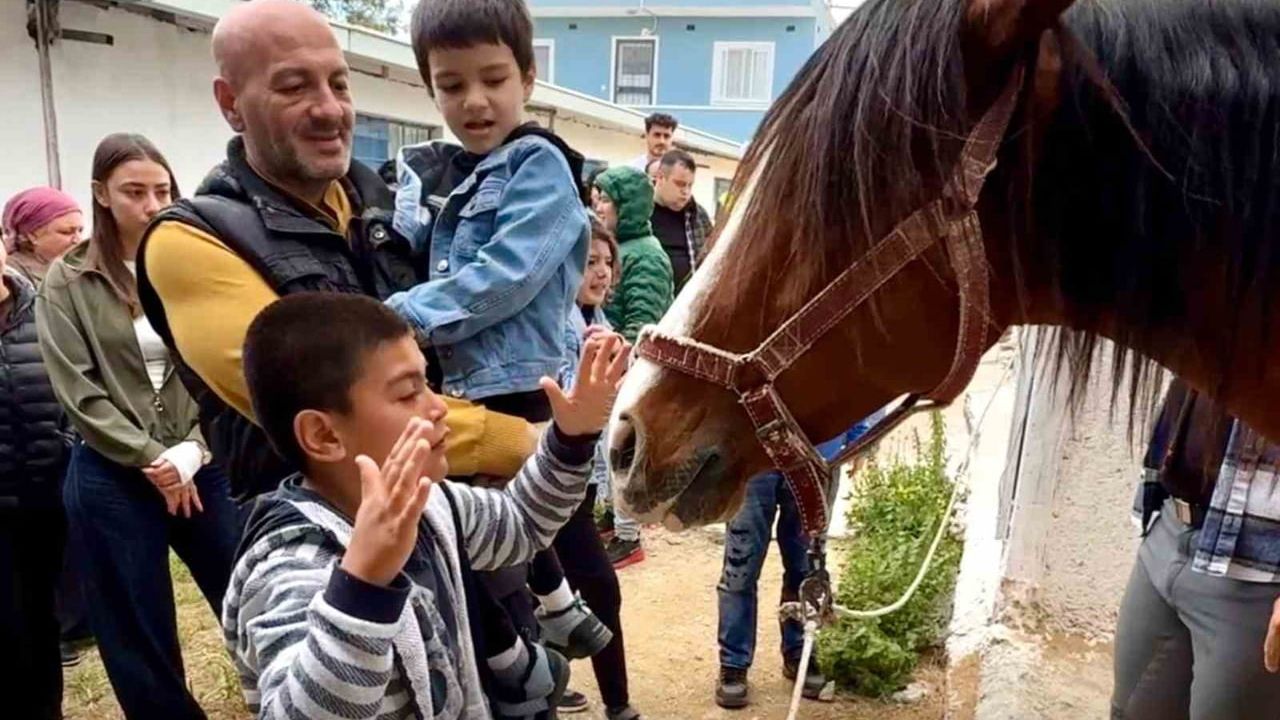 Silifke'de 2 Nisan Dünya Otizm Farkındalık Günü'nde otizmli çocuklara atla terapi desteği