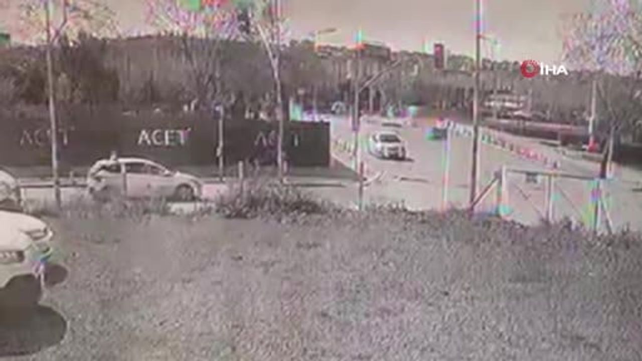 Silivri Yenimahalle'de ışık ihlali iddiası: Otomobil motosikletle çarpıştı