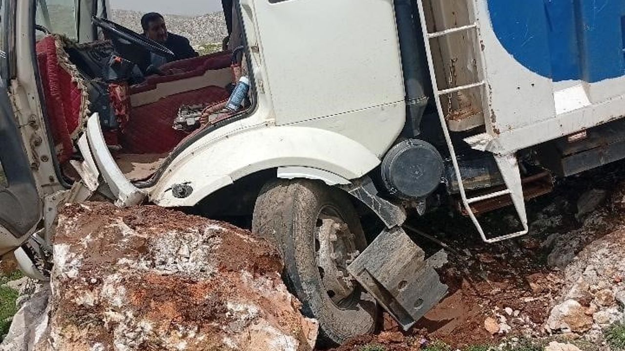 Silvan'da freni boşalan hafriyat kamyonu yol kenarındaki taşlara çarptı: 1 yaralı