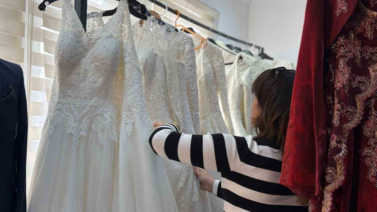 Sincan Belediyesi, Yarım Elma Hayır Çarşısı ile İhtiyaç Sahibi Çiftlere Gelinlik ve Kıyafet Desteği