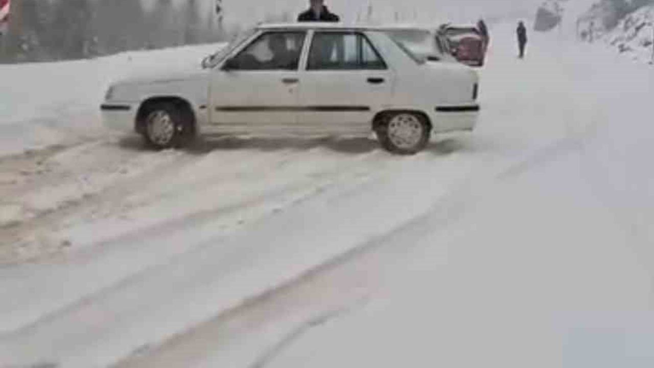 Sinop Ayancık Çangal’da Ani Kar Yağışı Yolları Beyaza Bürüdü, Sürücüler Zorluk Çekti