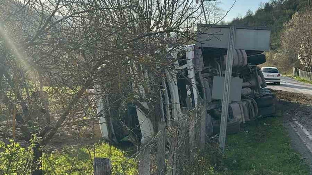 Sinop Ayancık’ta kum yüklü kamyon devrildi: Sürücü yaralandı