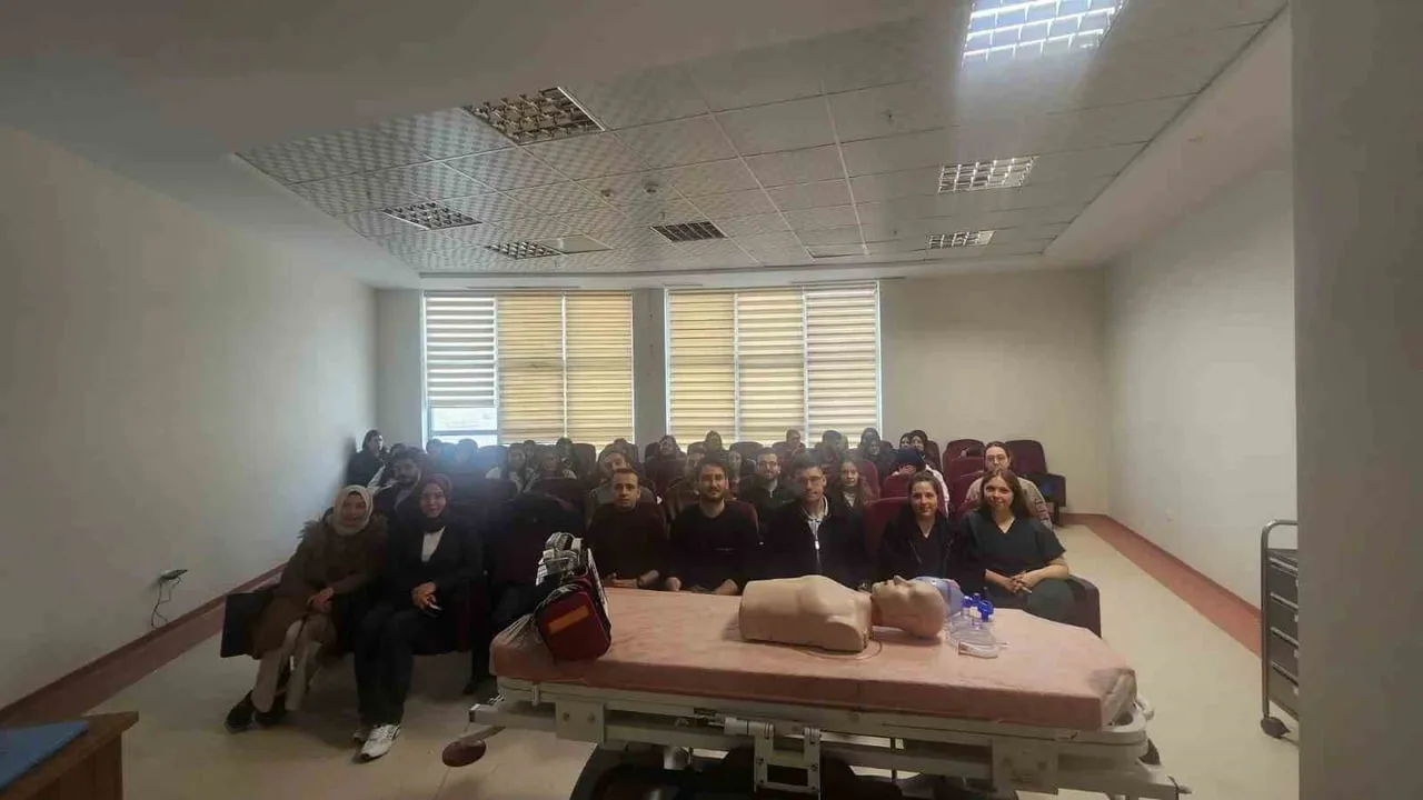 Sinop Durağan'da sağlık personeline 'Erişkin ve Çocuk İleri Yaşam Desteği' eğitimi