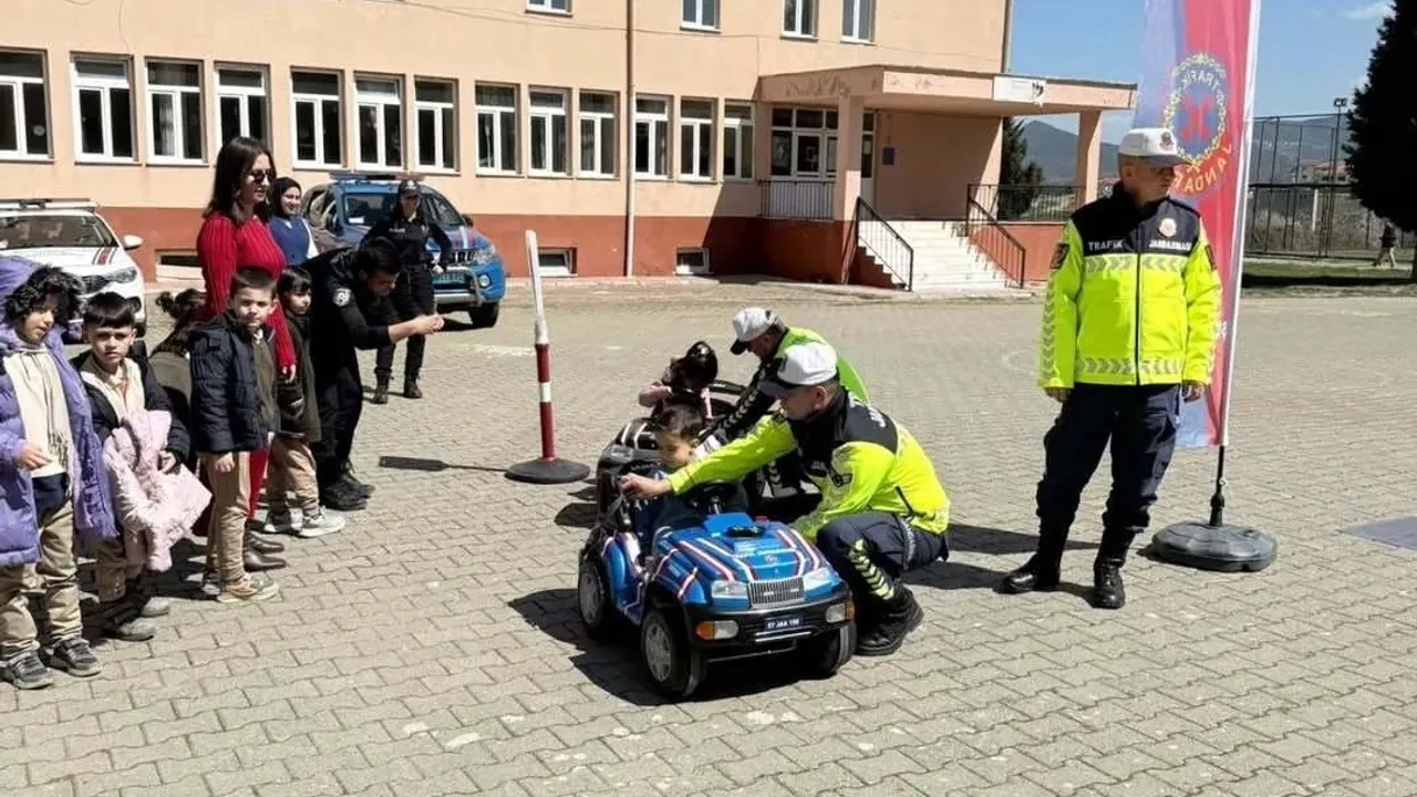 Sinop Saraydüzü'nde anaokulu ve ilkokul öğrencilerine uygulamalı trafik güvenliği eğitimi