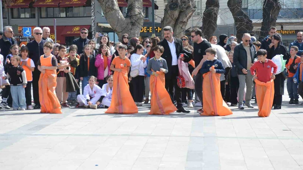 Sinop'ta 23 Nisan: 'Maarifin Kalbinde Çocuk Şenliği' Uğur Mumcu Meydanı'nda düzenlendi