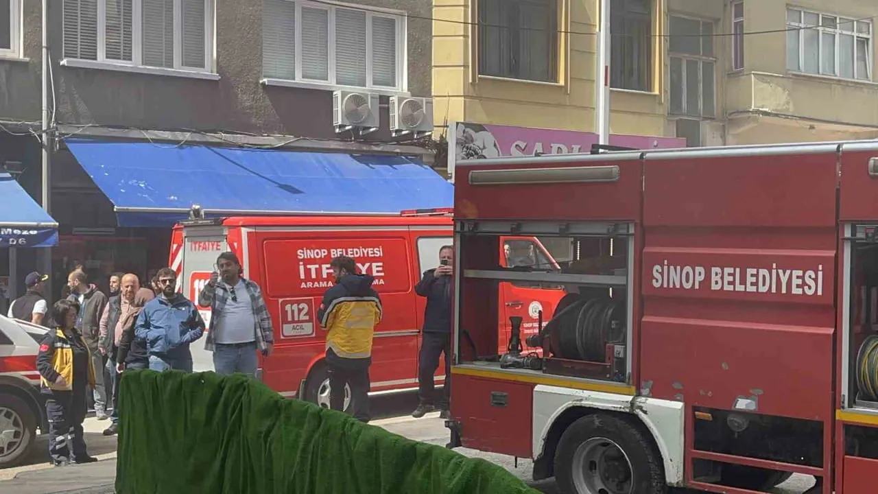 Sinop'ta aspiratör alev aldı: Meydankapı Mahallesi'ndeki mutfak yangını itfaiye tarafından söndürüldü