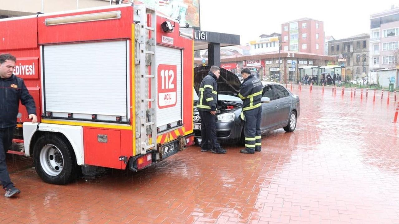 Sinop'ta Hükümet Meydanı'nda seyir halindeki otomobilde yangın; itfaiye söndürdü
