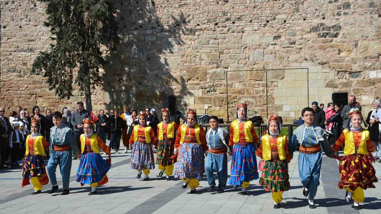 Sinop'ta 'Maarifin Kalbinde Çocuk' korteji ve halk oyunları