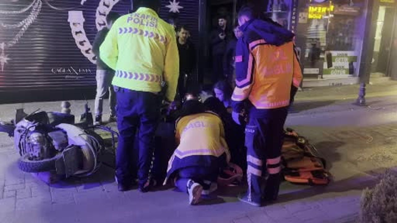 Sinop'ta Sakarya Caddesi'nde iki motosiklet çarpıştı: 2 yaralı