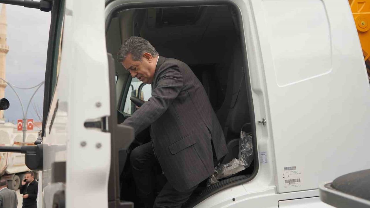 Şırnak Belediyesi filoyu güçlendirdi: 6 yeni araç hizmete alındı