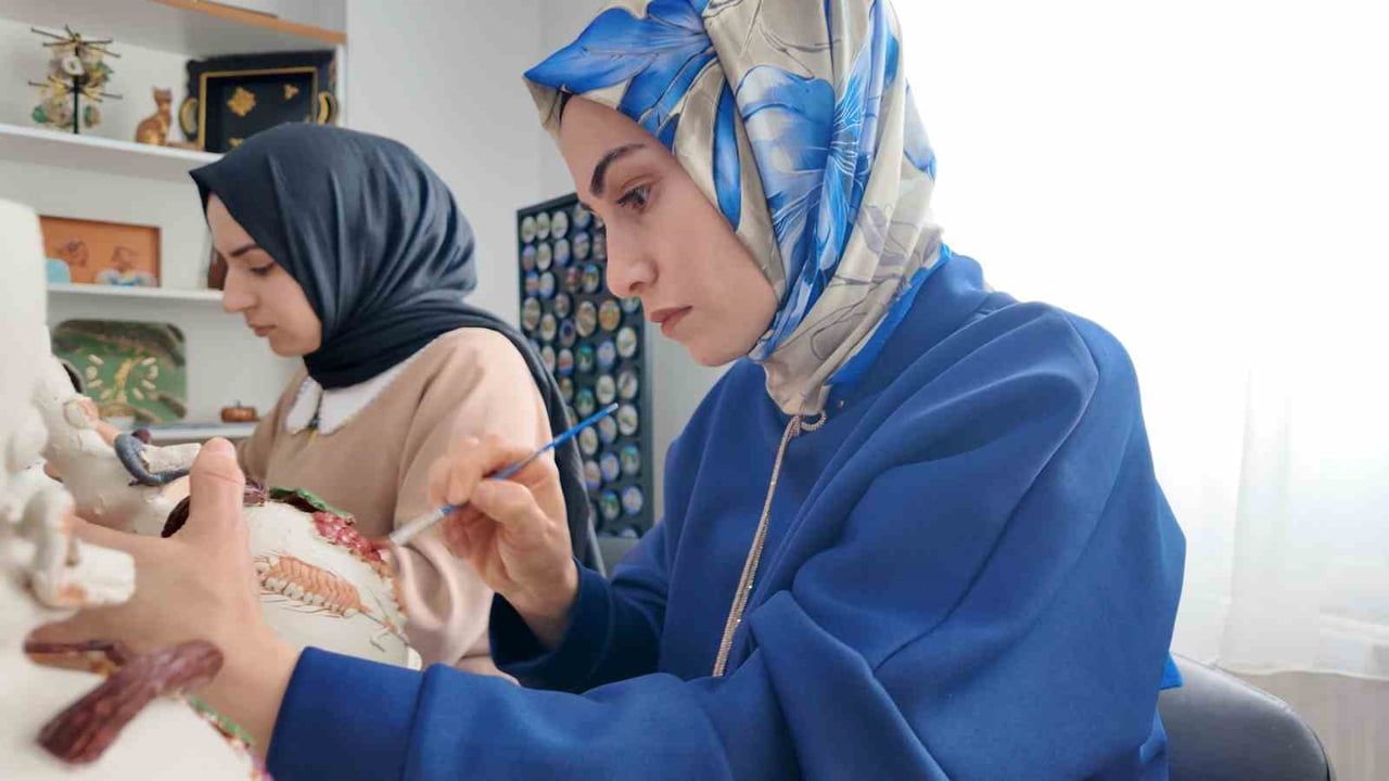 Şırnak İdil'de Geleneksel Testiler Kadın Üretimiyle Dünyaya Gönderiliyor