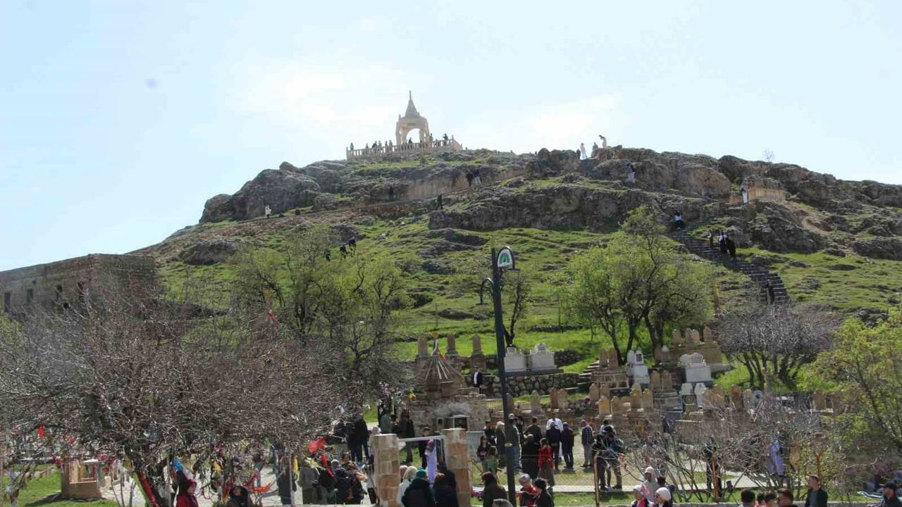 Şırnak İdil Mağara Köyünde Ezidiler Çarşema Sor Bayramı'nı Geleneksel Etkinliklerle Kutladı