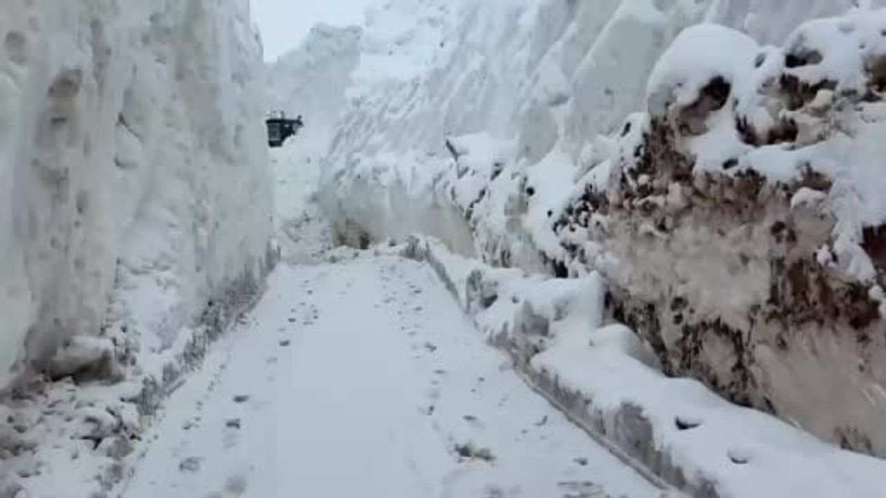 Şırnak'ta çığ nedeniyle kapanan Uzungeçit belde yolunda çalışmalar sürüyor