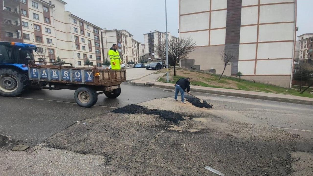 Şırnak'ta geçici asfaltlama çalışmaları başladı: Belediyeden yol onarımlarına devam