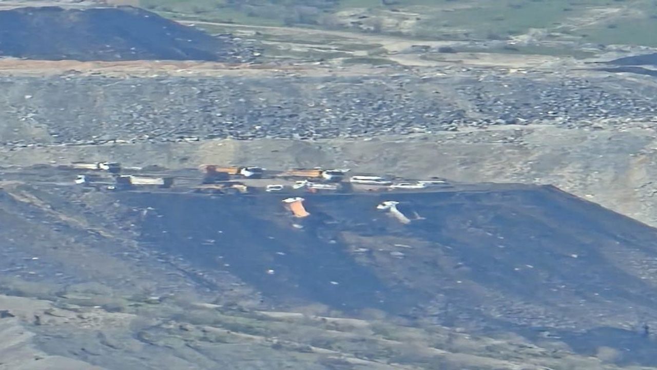 Şırnak’ta hafriyat sahasında toprak kayması: Park halindeki iki araç şarampole yuvarlandı