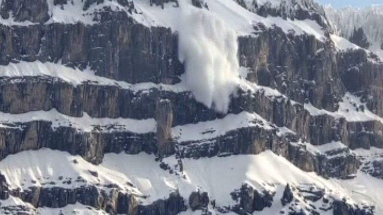 Şırnak'ta Hanke Dağları'ndan kopan kar kütleleri 'kar şelalesi' görüntüsü oluşturdu