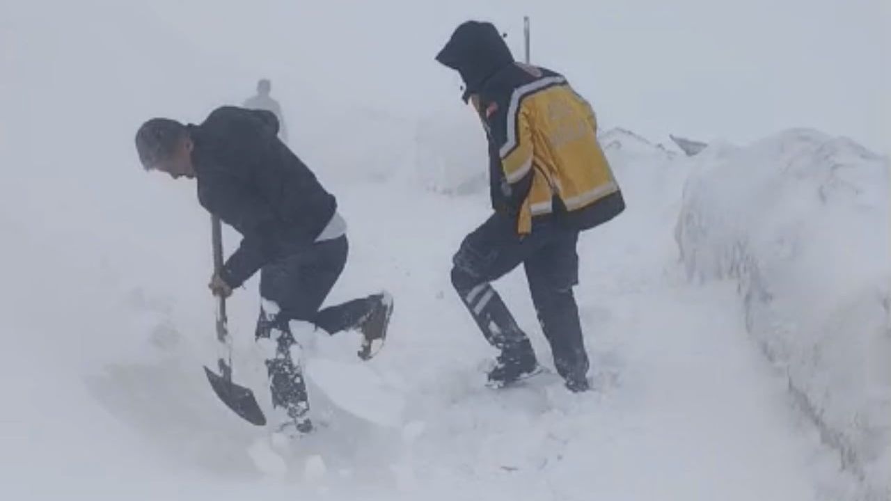 Şırnak’ta İlkbahar Karı Uzungeçit Beldesi Yolunu Ulaşıma Kapattı, Belediye Ekipleri Çalışma Başlattı