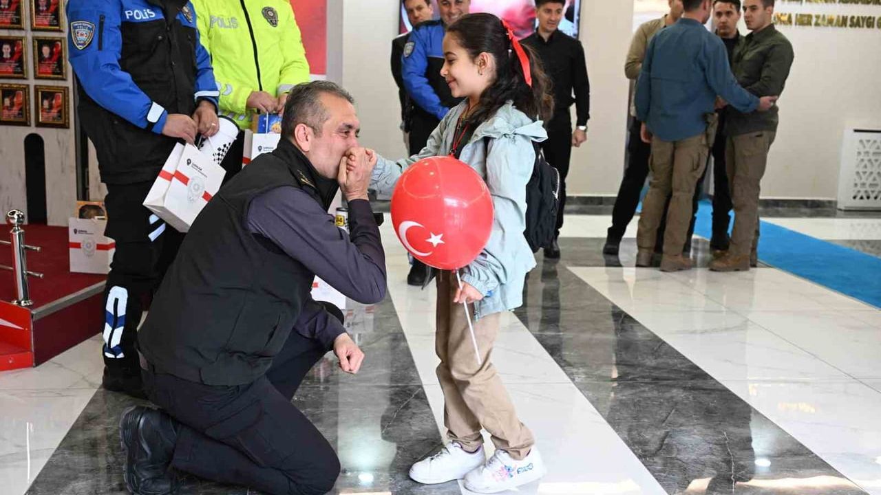 Şırnak'ta Minik Öğrencilerden Emniyet Müdürlüğü'ne Polis Haftası Ziyareti