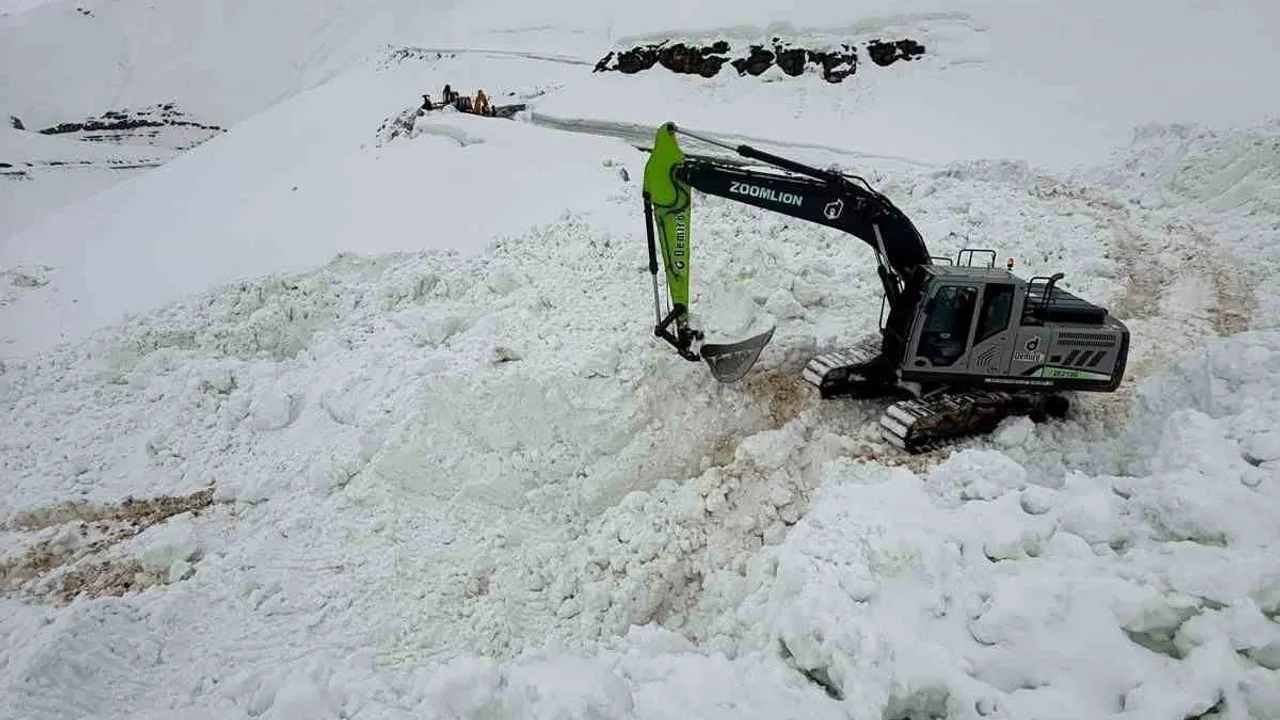 Şırnak Uzungeçit'te çığ sonrası kapanan yol kontrollü şekilde yeniden açıldı