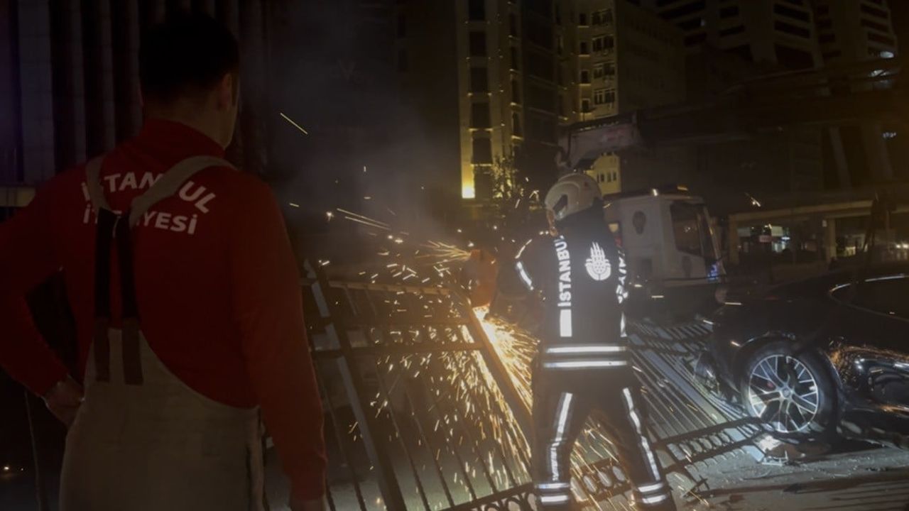 Şişli'de lüks otomobil bariyere çarptı: 3 yaralı