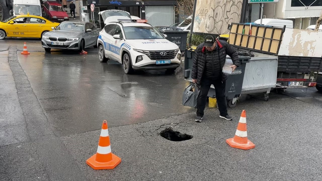 Şişli Harika Sokak’ta Sağanak Sonrası Yaklaşık 1 Metre Derinliğinde Yol Çöküntüsü