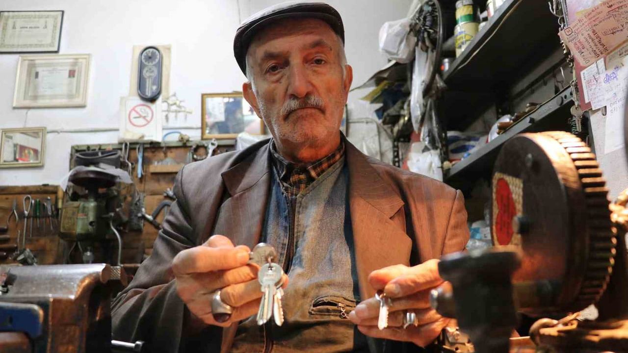 Sivas'ta 84 yaşındaki anahtarcı Celal Gülseven, 55 yıldır kendi geliştirdiği torna ile çalışıyor
