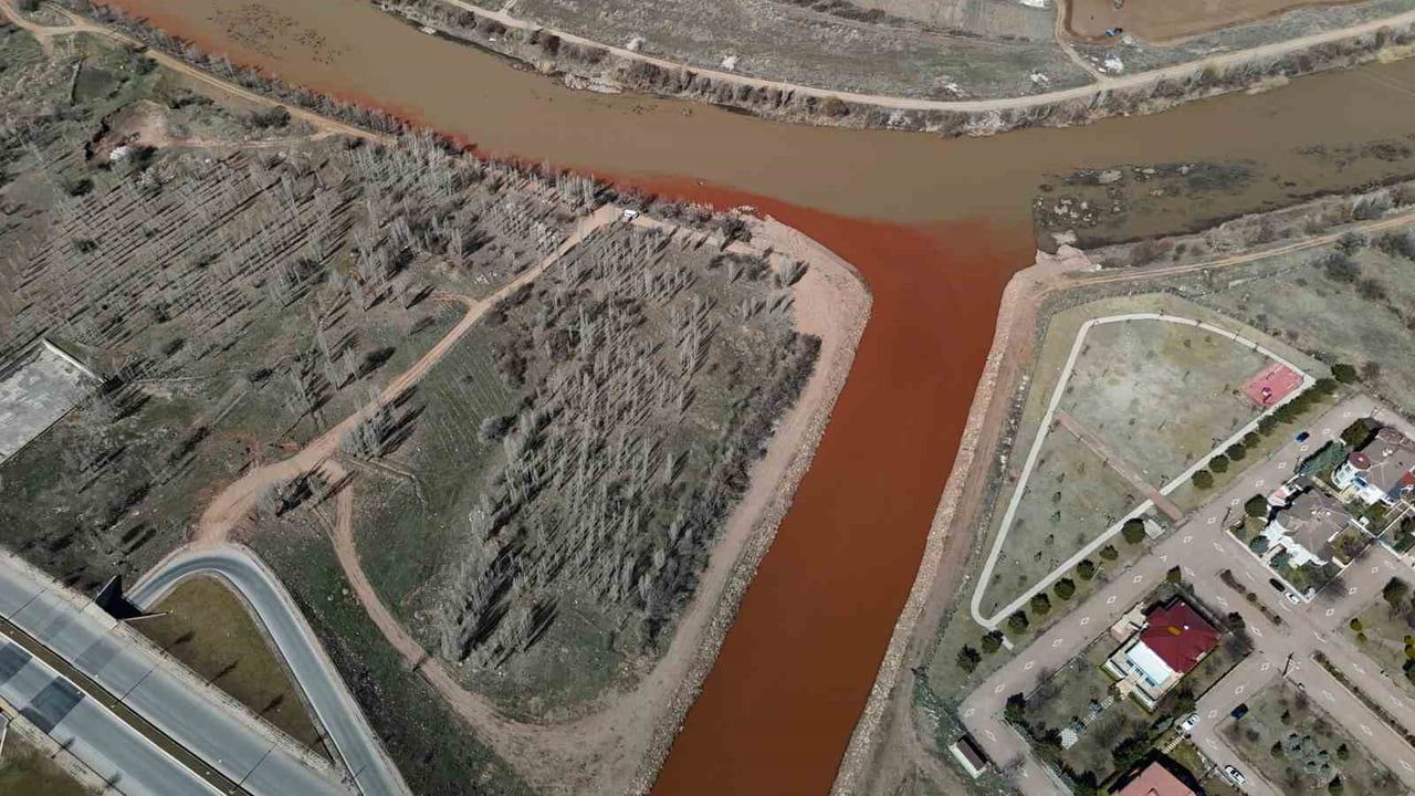 Sivas'ta Fadlum Çayı Kızıl Renge Bürünerek Kızılırmak'ı Renklendirdi