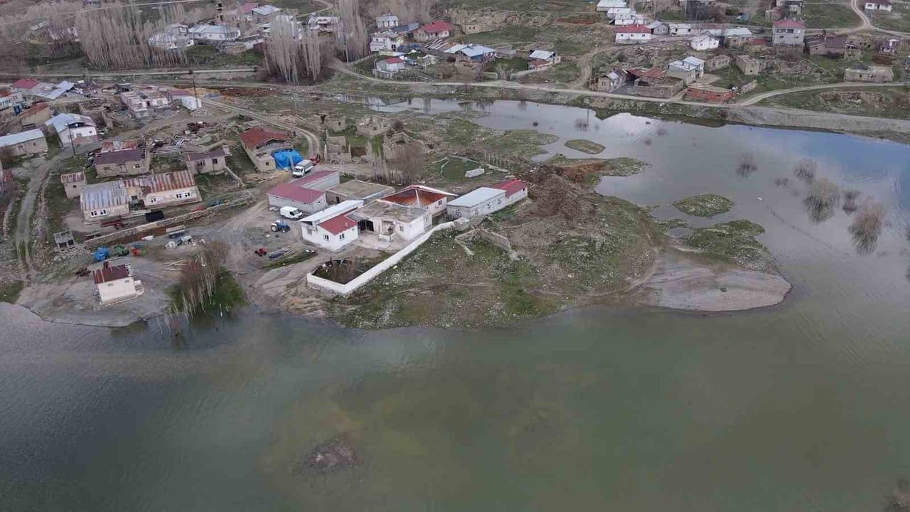 Sivas'ta Karacalar Barajı Taştı: Yapalı Köyü Sular Altında, Üner Ailesi Yardım İstiyor
