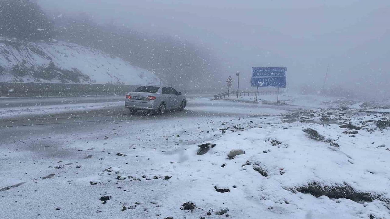 Sivas’ta kış geri döndü: Çamlıbel, Geminbeli ve Kızıldağ geçitleri karla kaplandı