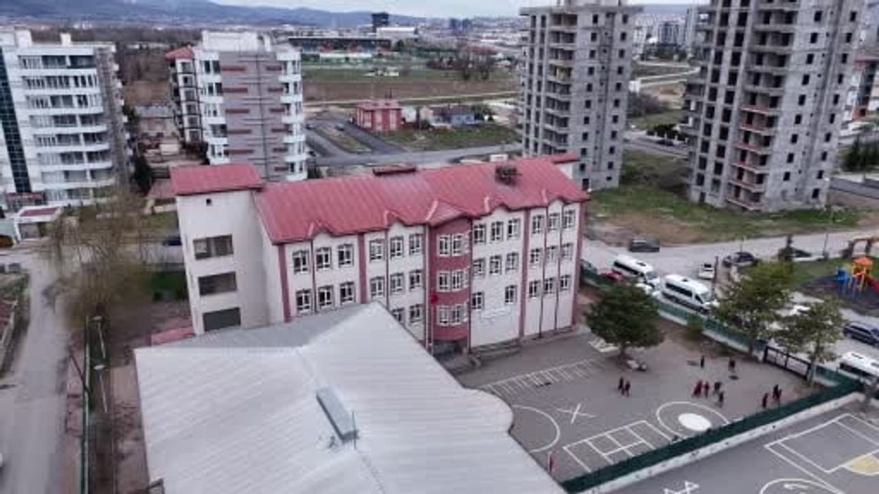 Sivas'ta 'Leylekli okul' Şehit Erdal Çetin İlkokulu'nda 42 yıldır gelen leylekler bu yıl gecikti