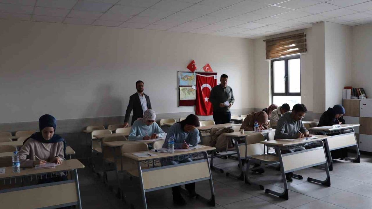 Sivas’ta lise ve üniversite öğrencilerine umre ödüllü bilgi yarışması düzenlendi