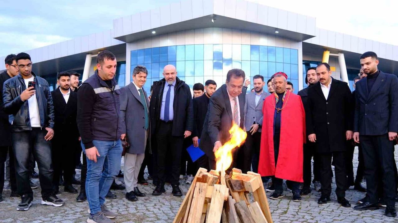 Sivas’ta Nevruz: Sahnede kurtlar, konserde şahin gösterisi