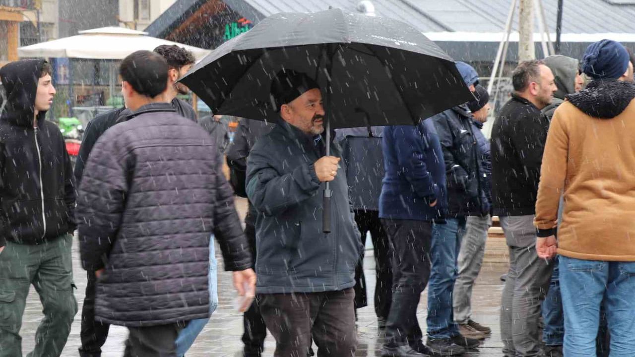 Sivas'ta Nisan ayında kar: Mevsim normallerinin altında seyreden sıcaklıklar etkili oldu