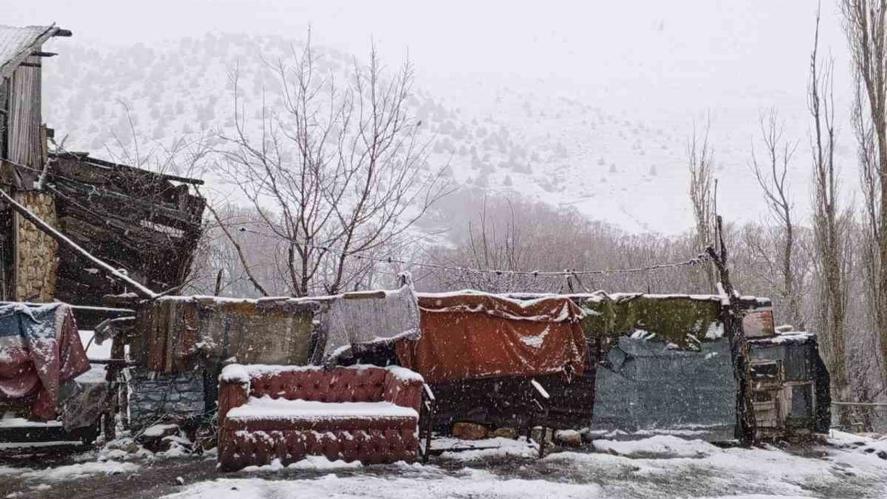 Sivas'ta Nisan Ayında Kar Sürprizi: Yüksek Kesimler Yeniden Beyaza Büründü