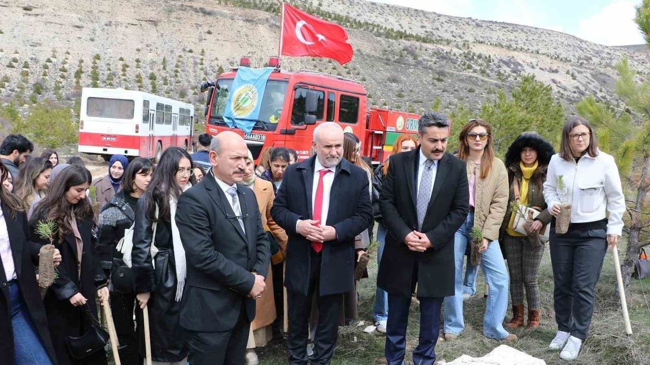 Sivas'ta öğretmen adayları için fidan dikim etkinliği: Paşabahçe'de hatıra ormanı oluşturuldu