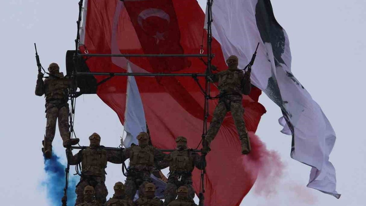 Sivas'ta Polis Haftası'nda Özel Harekatın Helikopterli Gösterisi Beğeni Topladı