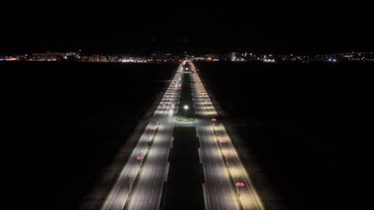 Sivas’ta Recep Tayyip Erdoğan Bulvarı gece ışıklandırmasıyla havalimanı pistini andırıyor