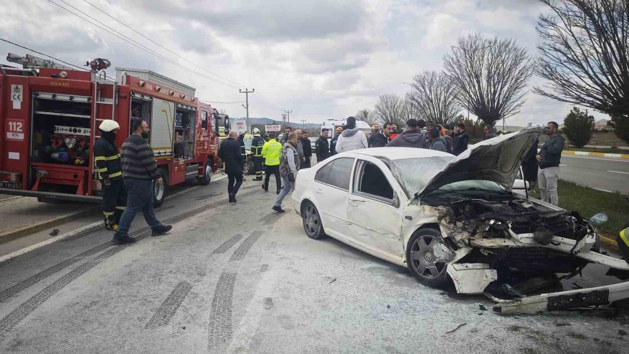 Sivas’ta Sivasspor altyapı oyuncularını taşıyan taksi ile otomobil çarpıştı: 6 yaralı
