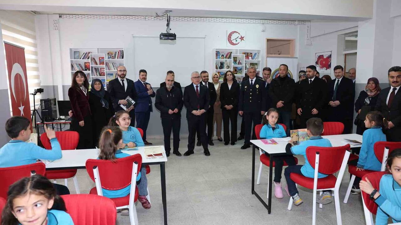 Sivas’ta TOKİ Ahmet Yesevi Ortaokulu’nda Şehit Polis Şeyda Yılmaz Kütüphanesi Açıldı